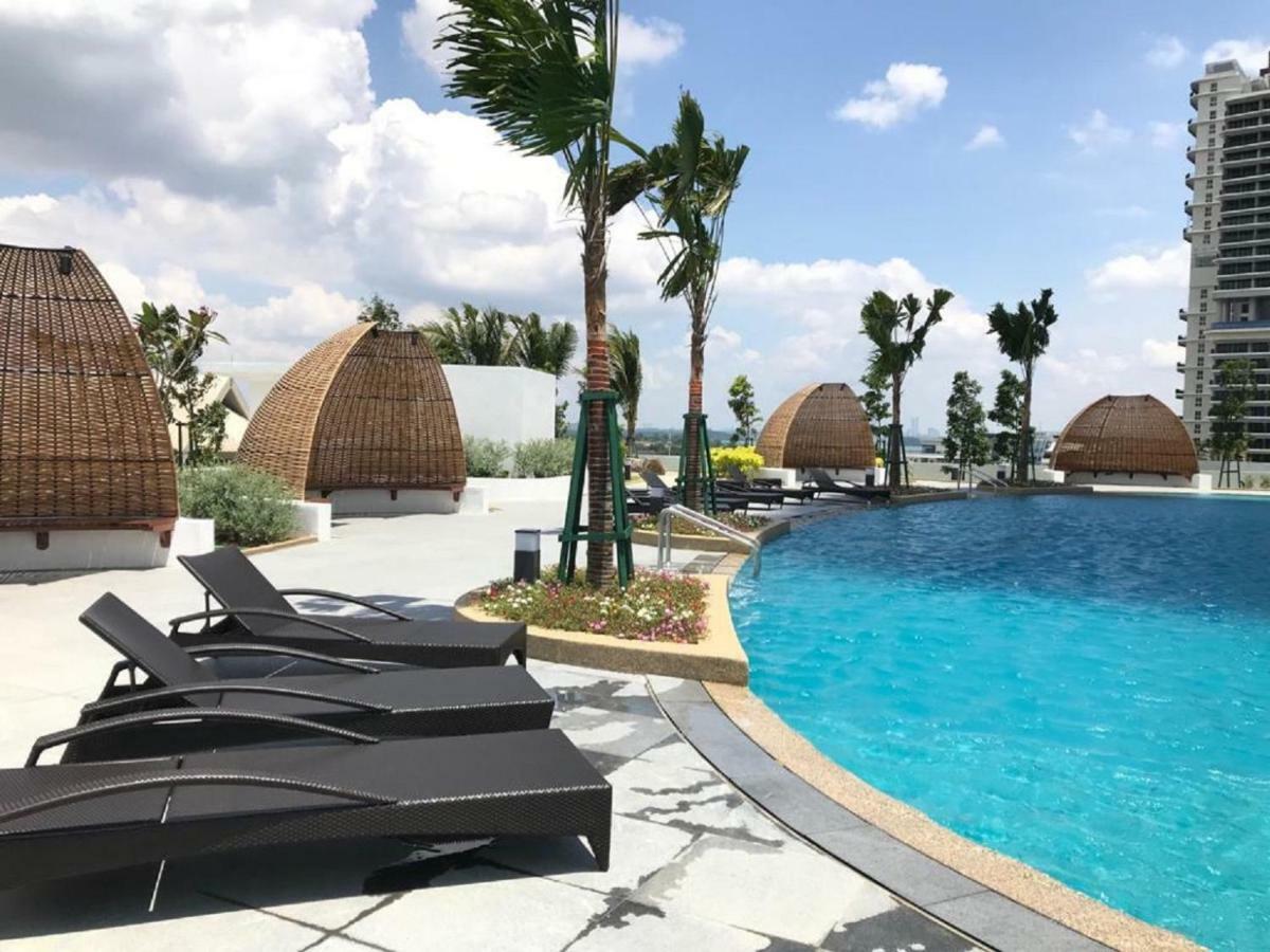 Almas Suites Puteri Harbour Nusajaya  Esterno foto